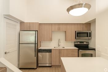 Double door refrigerator